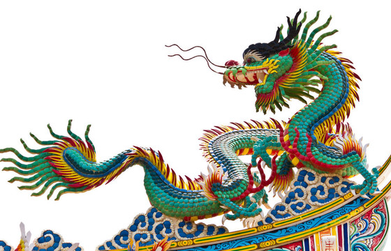 白色背景上的龍雕像