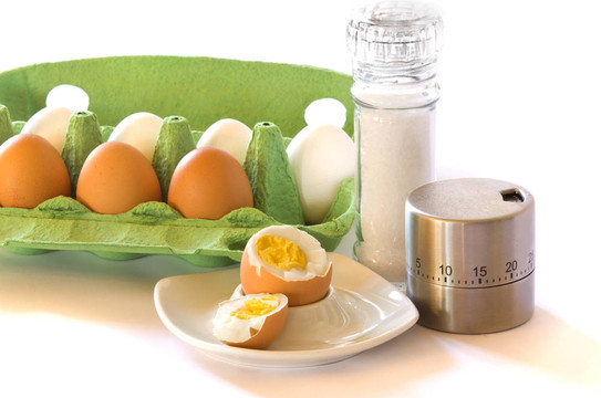 雞蛋和蛋杯；eggtimer鹽磨
