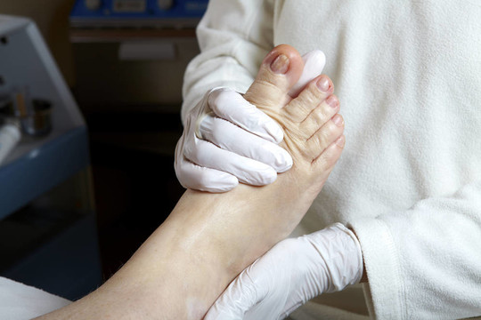 修腳師給女人的腿和腳的按摩