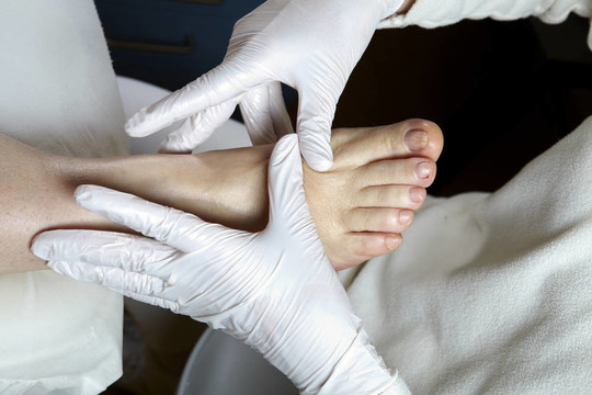 修腳師給女人的腿和腳的按摩