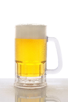 濕頂上的啤酒杯
