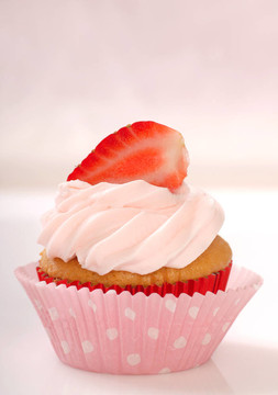 隨著草莓糖霜和草莓Vanilla cupcake