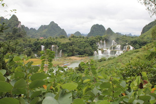 Detian Falls；在中國和越南之間的邊界。