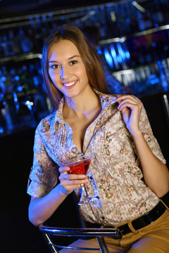 夜總會(huì)里有魅力的女人喝一杯