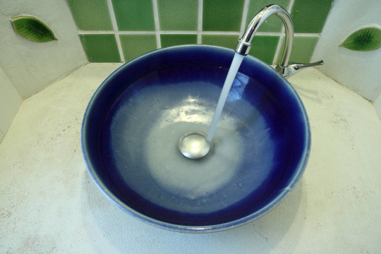 具有水流開啟閥的陶瓷盆。