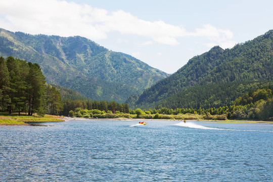 美麗的山水山湖在晴朗的天氣