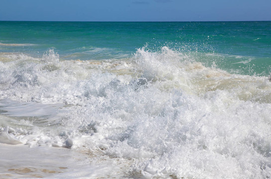 繁忙的加勒比海。Playa Los Cocos。古巴長島。古巴.