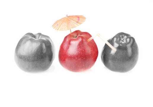 一個(gè)紅色的蘋果和兩無色的蘋果