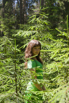 穿綠衣服的女孩