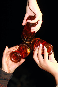 三杯啤酒在婦女手中