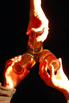三杯啤酒在婦女手中