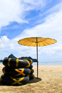 海灘上的陽傘和環(huán)