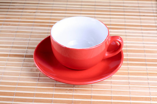 空紅色杯子在盤子里