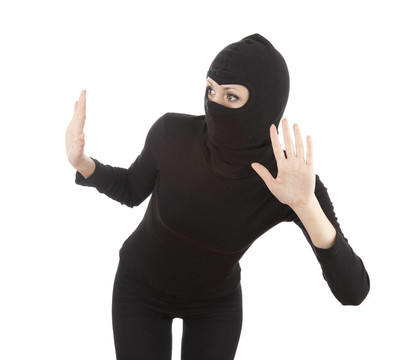 穿黑衣服的女小偷透過(guò)窗戶望去；白色背景
