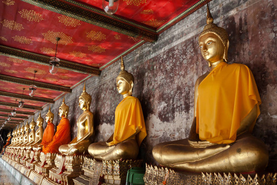 金色的佛寺suthat騎樓；曼谷