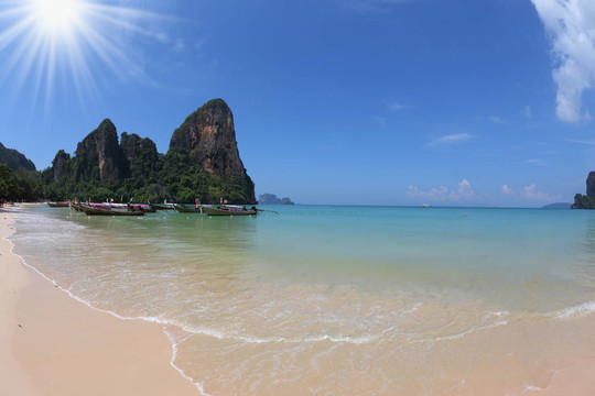 沙灘上的白沙和溫柔的海浪