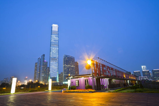 香港的天際線在夜間在西九龍海濱長廊