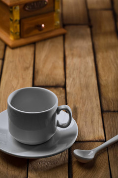 桌上空咖啡杯
