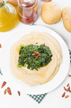 蠶豆醬菠菜。Pur？迪最喜歡的E spinaci。