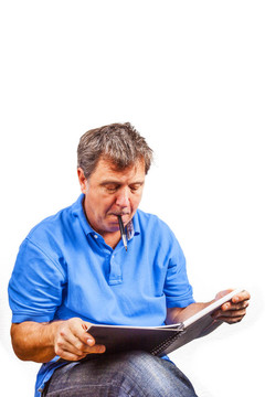 男人在書中寫作