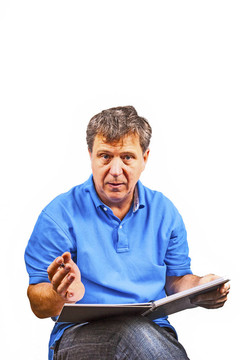 男人在書中寫作