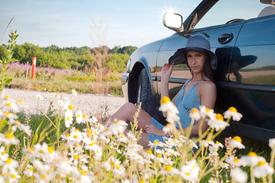美麗的黑發(fā)女人坐在車