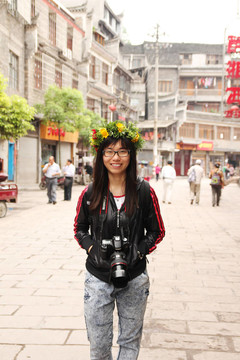 亞洲女人與她的相機(jī)在中國旅行