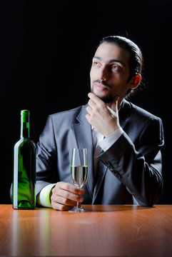 男子品酒酒杯