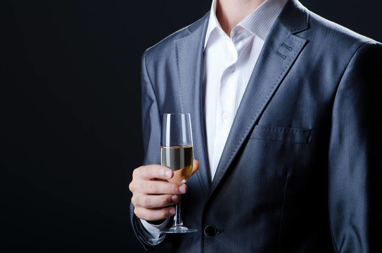 男子品酒酒杯