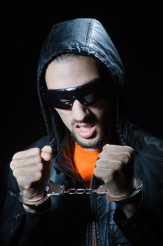 年輕犯人戴著手銬