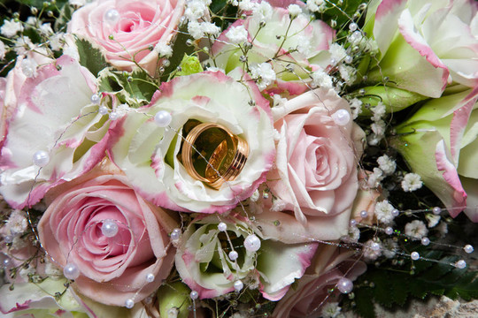 新娘花束上的結(jié)婚戒指