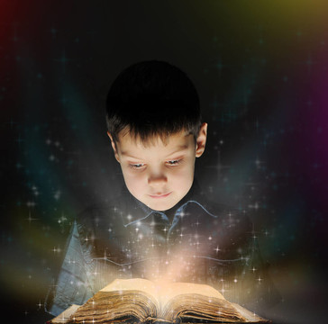 男孩正在讀一本魔法書