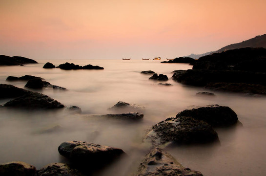 卡馬拉海灘巖的日落美景；泰國南部