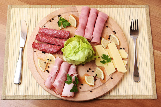 火腿和意大利臘腸傳統(tǒng)板