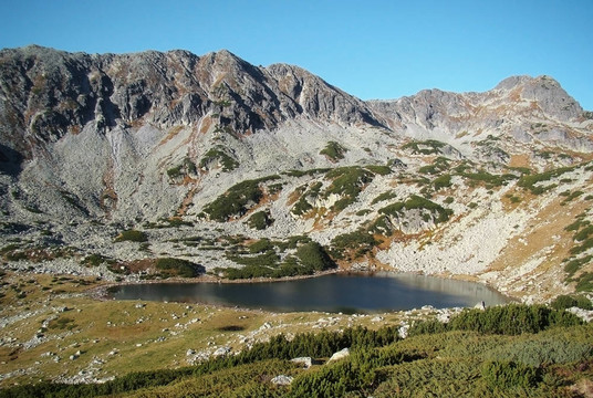 山中冰川湖