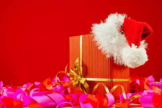 帶紅色背景的Santa帽子圣誕禮物