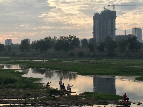 沿河風(fēng)景