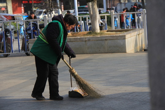 清潔工阿姨掃地