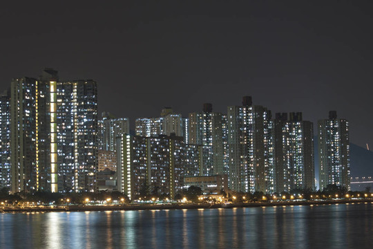 香港的公寓樓在晚上