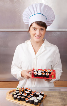 Cook女子與煮熟的壽司卷