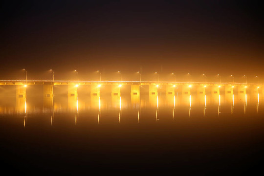 Pont des烈士橋夜景