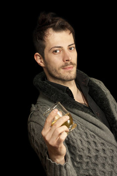 男人拿著玻璃杯