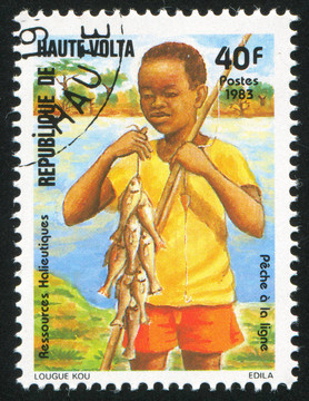男孩釣魚