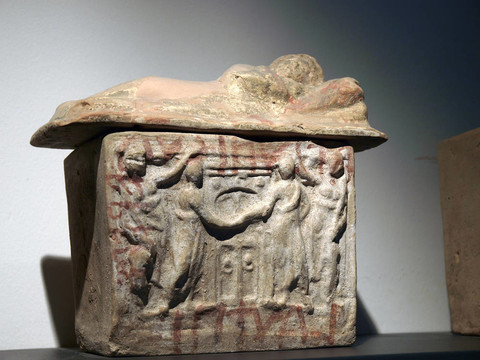 古代伊特魯里亞藝術(shù)。畫(huà)赤陶土骨灰公元前第二世紀(jì)