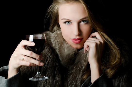 美麗的女孩與酒杯