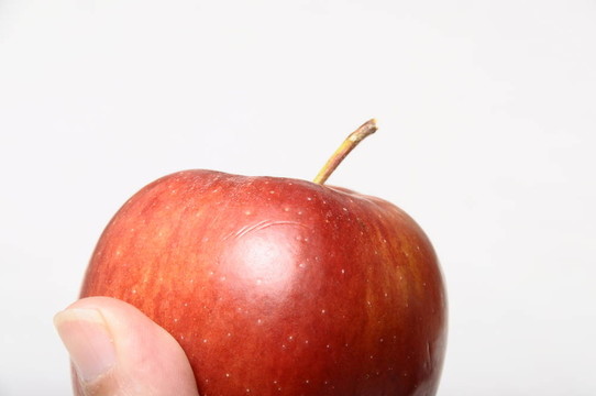 一部分手持紅色蘋(píng)果在清晰的背景