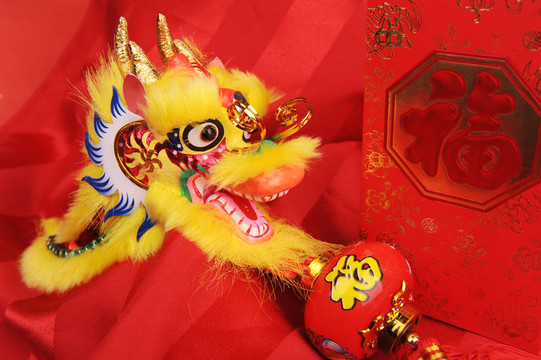 中國(guó)新年的裝飾品--傳統(tǒng)舞龍；金幣和錢(qián)的紅包；紅鞭炮