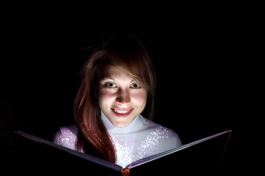 年輕女子讀魔法書