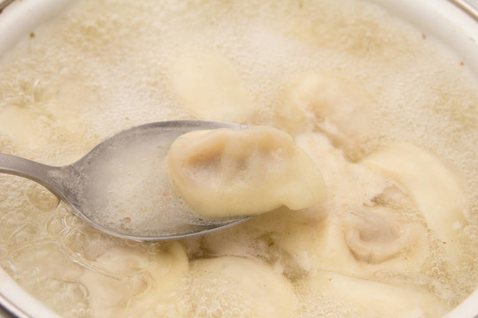 水餃在鍋里煮