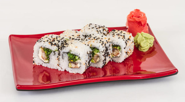 日本的傳統(tǒng)美食-- Maki Roll紫菜；奶油奶酪和鰻魚。白色背景隔離